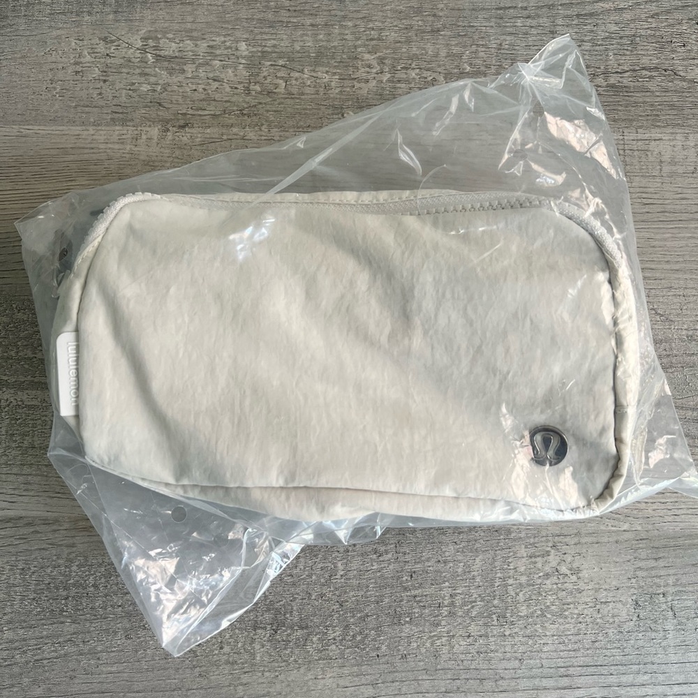 Lululemon 1L everywhere belt bag
